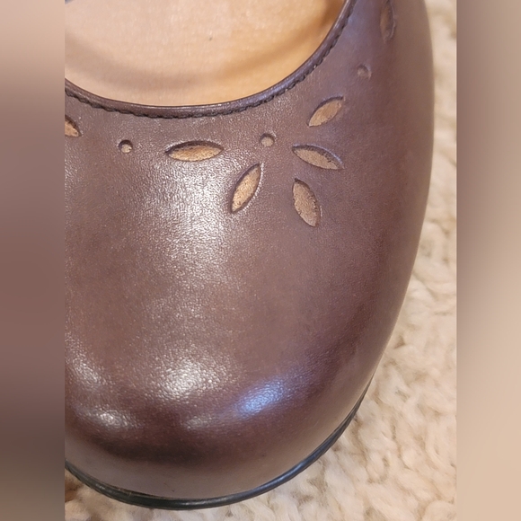 Kenneth Cole Reaction PLANT A CEDE,  brown leather, Mary Janes WITH FLAIR - Picture 3 of 9